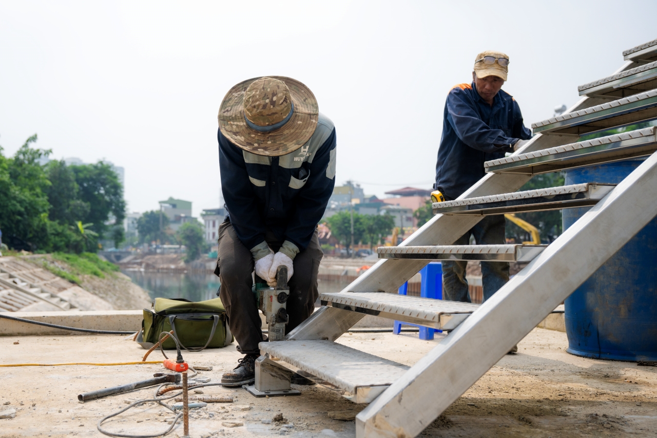 Đập dâng sông Tô Lịch dần hoàn thiện, xuất hiện bảo tháp vàng gây chú ý- Ảnh 12.