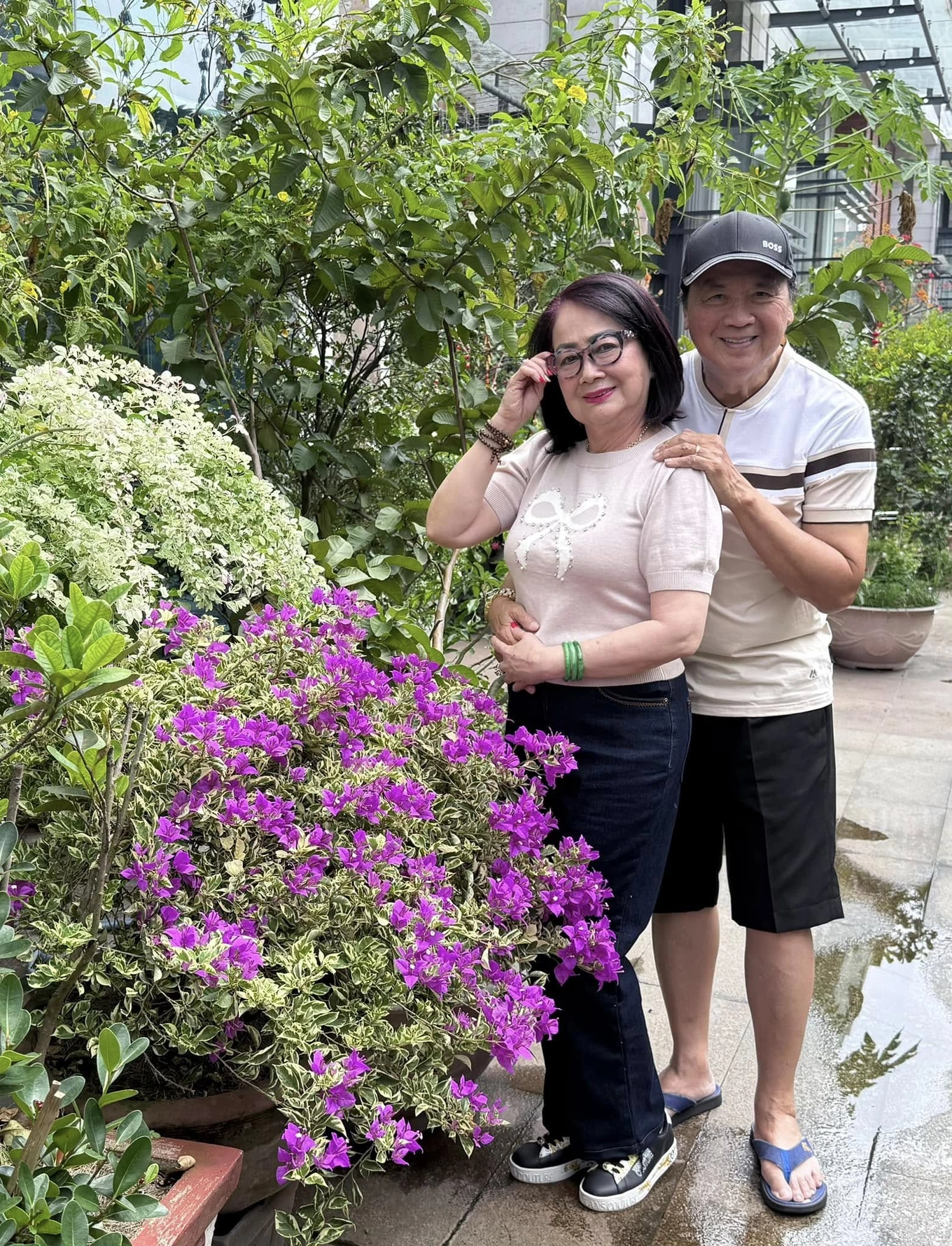 Cuộc sống của nghệ sĩ Việt trong biệt thự 3 mặt tiền 50 tỷ ở Mỹ: Hôn nhân viên mãn, tụng kinh mỗi ngày- Ảnh 1. Cuộc sống của nghệ sĩ Việt trong biệt thự 3 mặt tiền 50 tỷ ở Mỹ: Hôn nhân viên mãn, tụng kinh mỗi ngày- Ảnh 1.