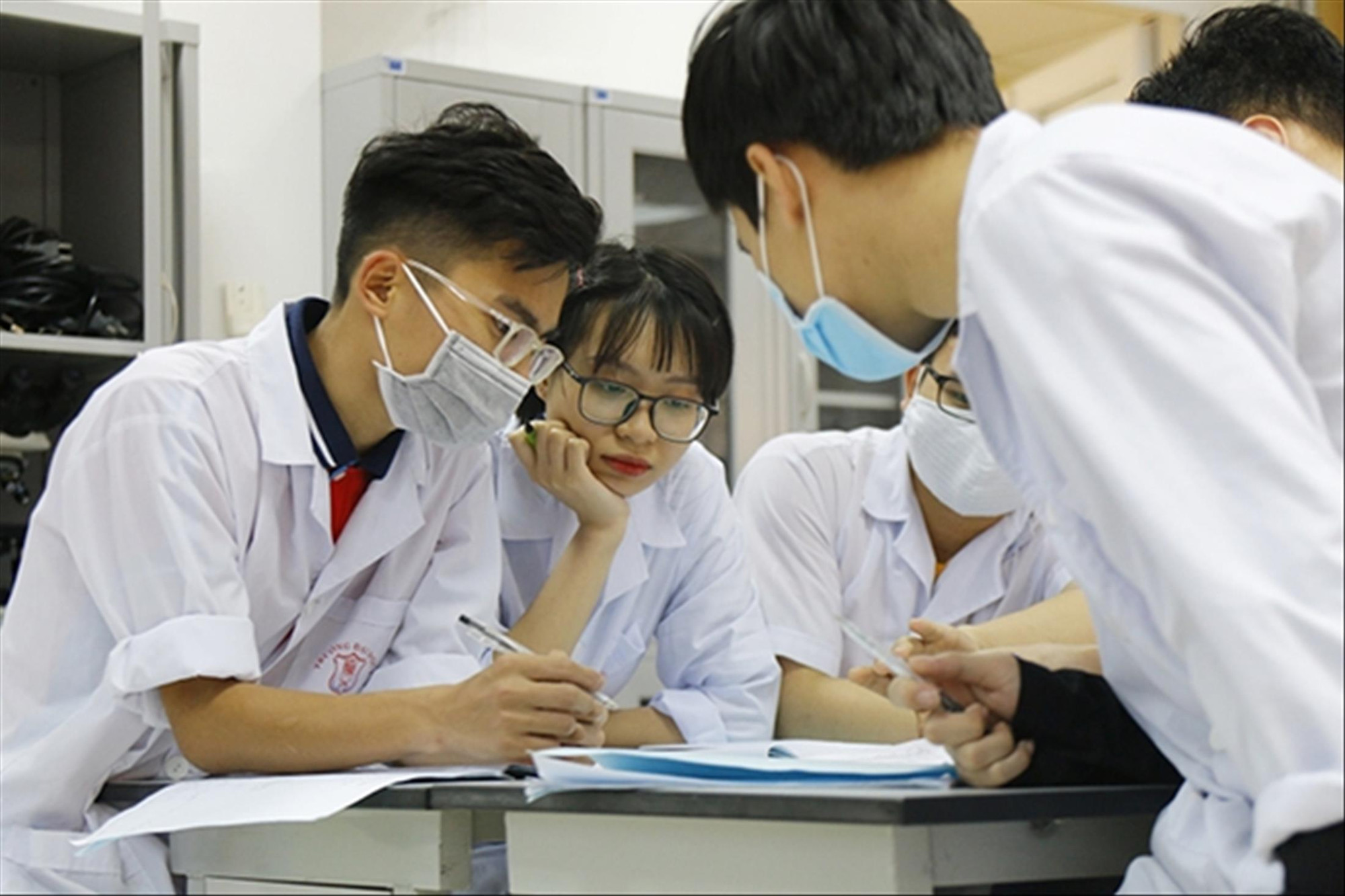 Tại sao Bác sĩ nội trú được gọi là "lớp váng" tinh tuý nhất của ngành y? Đọc sách tính bằng cân, ôn thi như "luyện đơn trong lò bát quái"- Ảnh 1. Tại sao Bác sĩ nội trú được gọi là "lớp váng" tinh tuý nhất của ngành y? Đọc sách tính bằng cân, ôn thi như "luyện đơn trong lò bát quái"- Ảnh 1.