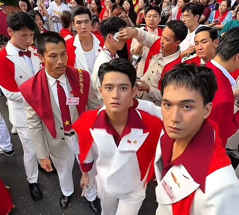 Cặp đôi gây bất ngờ nhất Mưa Đỏ: Ban đầu ghét nhau không buồn nói, giờ bám dính 24/7- Ảnh 6.