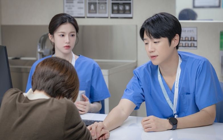 Tại sao Bác sĩ nội trú được gọi là "lớp váng" tinh tuý nhất của ngành y? Đọc sách tính bằng cân, ôn thi như "luyện đơn trong lò bát quái"- Ảnh 2. Tại sao Bác sĩ nội trú được gọi là "lớp váng" tinh tuý nhất của ngành y? Đọc sách tính bằng cân, ôn thi như "luyện đơn trong lò bát quái"- Ảnh 2.