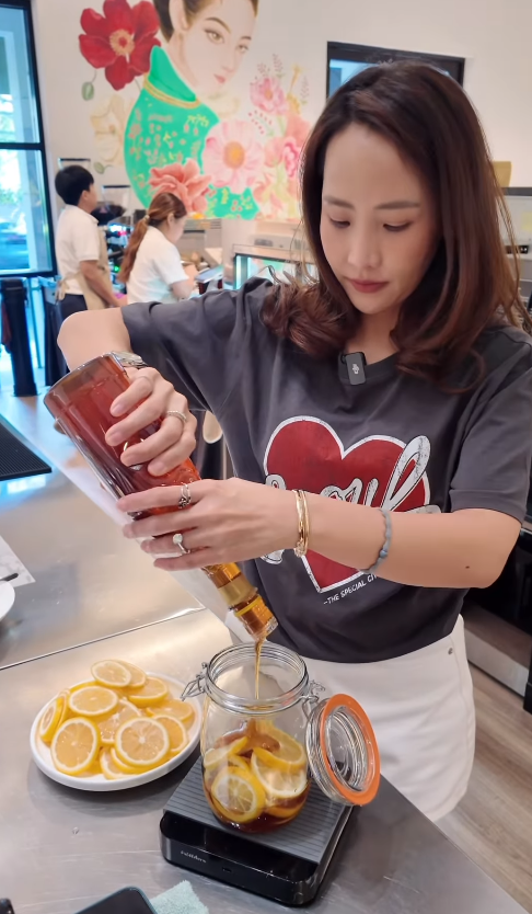 Phu nhân Thủ tướng Thái Lan 39 tuổi trẻ đẹp phát hờn: Từ lâu đã kết thân 1 loại nước thải mỡ, làm trắng da, người Việt không lạ vì thường dùng chữa ho, viêm họng- Ảnh 5.