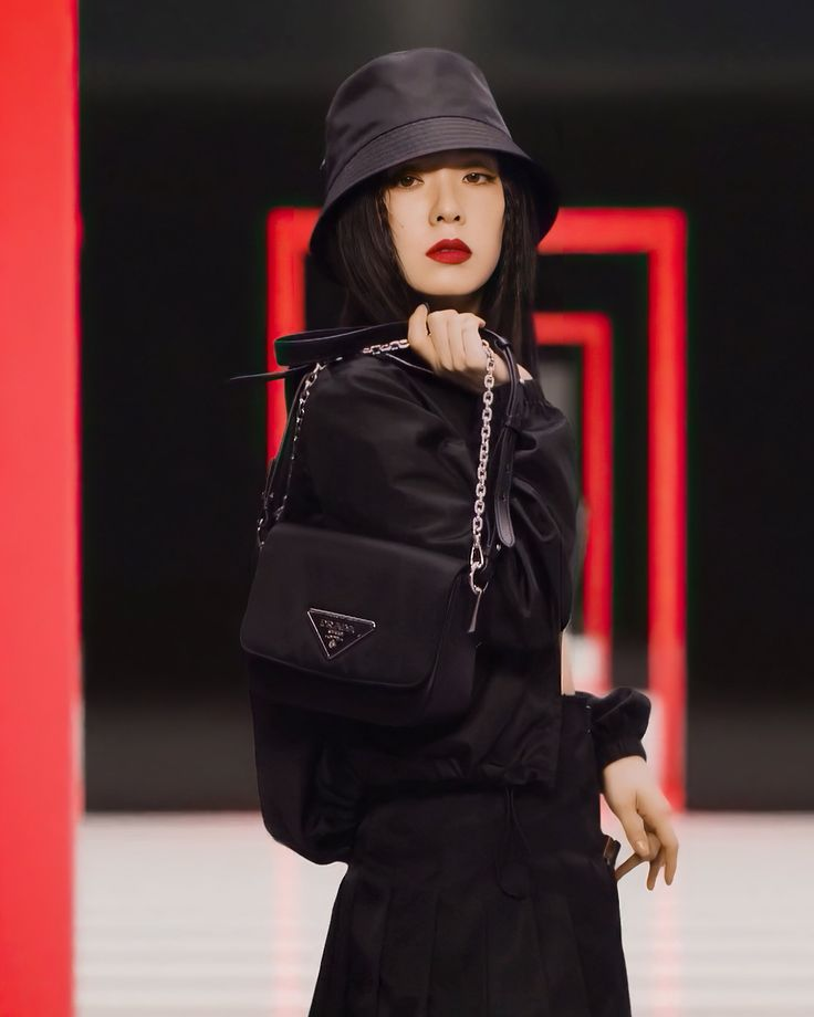 2 đại sứ ngoại tình với nhau, Prada chắc “sống khỏe” nhờ phí bồi thường hợp đồng- Ảnh 18.