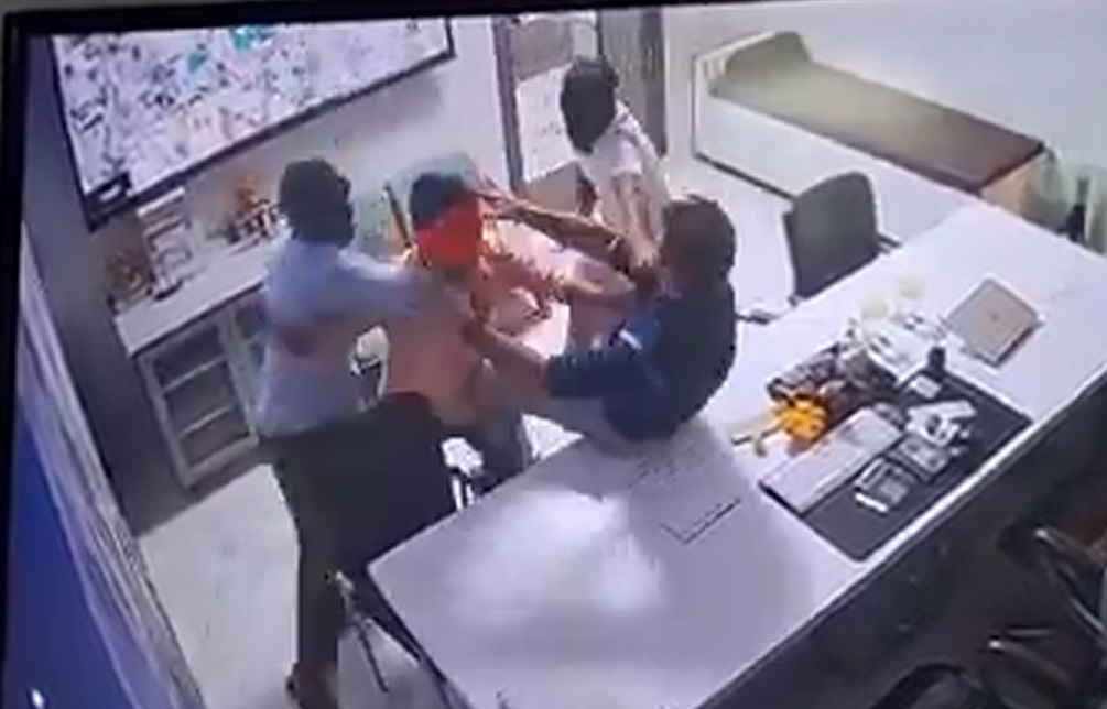 Nhóm người lao vào bệnh viện, tát bác sĩ 11 cái trong 6 giây- Ảnh 1.