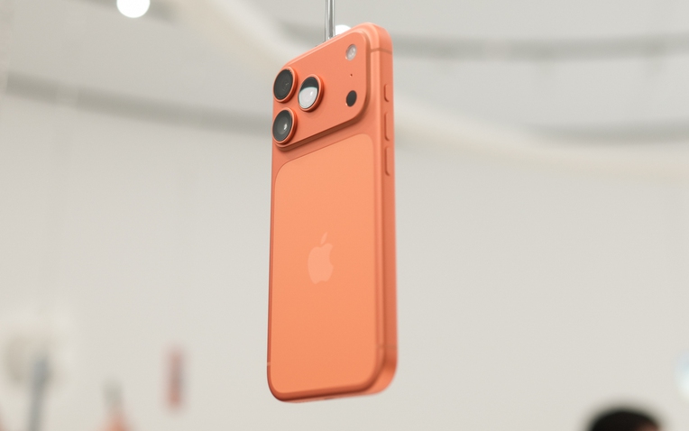 Trên tay iPhone 17 Pro Max tại Mỹ: Camera nâng cấp lớn, bộ ba chip mới A19 Pro + N1 + C1X, pin trâu nhất lịch sử nhưng phải đánh đổi dày và nặng hơn, giá tại Việt Nam cũng cao hơn- Ảnh 1. Trên tay iPhone 17 Pro Max tại Mỹ: Camera nâng cấp lớn, bộ ba chip mới A19 Pro + N1 + C1X, pin trâu nhất lịch sử nhưng phải đánh đổi dày và nặng hơn, giá tại Việt Nam cũng cao hơn- Ảnh 1.