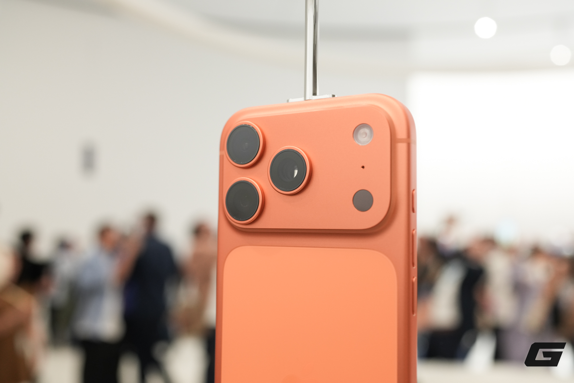 Trên tay iPhone 17 Pro Max tại Mỹ: Camera nâng cấp lớn, bộ ba chip mới A19 Pro + N1 + C1X, pin trâu nhất lịch sử nhưng phải đánh đổi dày và nặng hơn, giá tại Việt Nam cũng cao hơn- Ảnh 3. Trên tay iPhone 17 Pro Max tại Mỹ: Camera nâng cấp lớn, bộ ba chip mới A19 Pro + N1 + C1X, pin trâu nhất lịch sử nhưng phải đánh đổi dày và nặng hơn, giá tại Việt Nam cũng cao hơn- Ảnh 3.