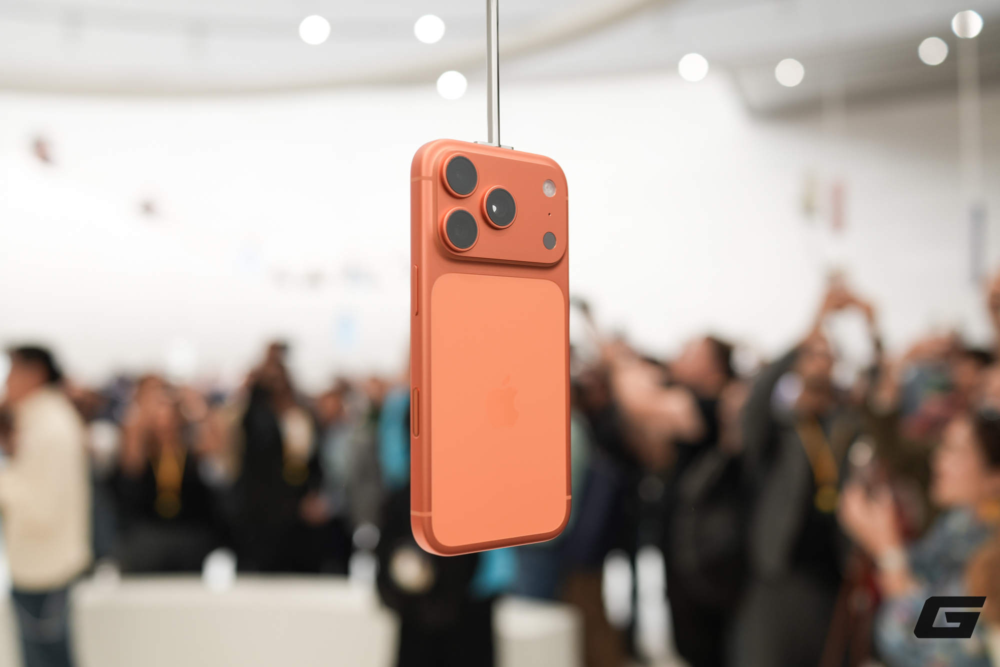 Trên tay iPhone 17 Pro Max tại Mỹ: Camera nâng cấp lớn, bộ ba chip mới A19 Pro + N1 + C1X, pin trâu nhất lịch sử nhưng phải đánh đổi dày và nặng hơn, giá tại Việt Nam cũng cao hơn- Ảnh 4. Trên tay iPhone 17 Pro Max tại Mỹ: Camera nâng cấp lớn, bộ ba chip mới A19 Pro + N1 + C1X, pin trâu nhất lịch sử nhưng phải đánh đổi dày và nặng hơn, giá tại Việt Nam cũng cao hơn- Ảnh 4.