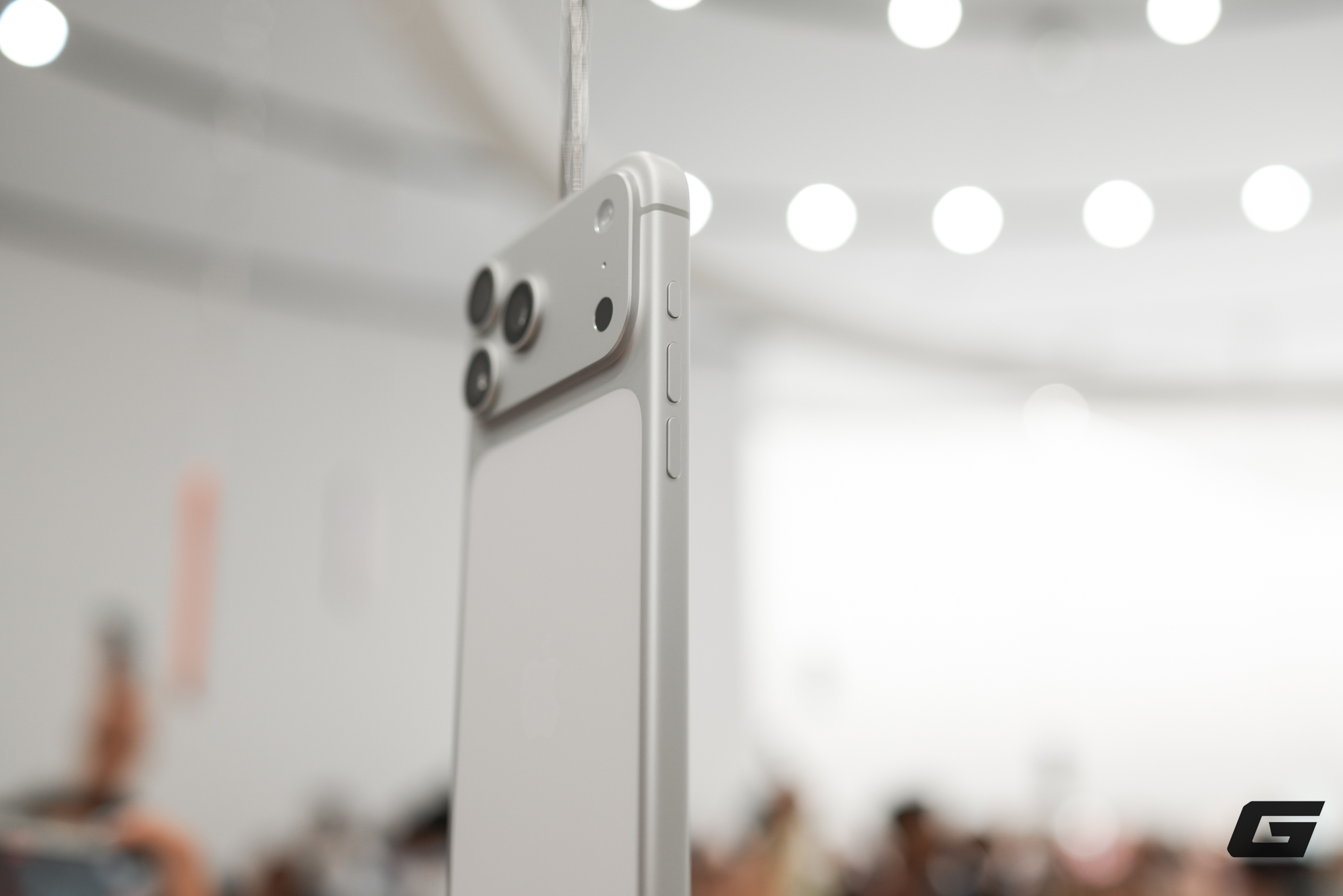 Trên tay iPhone 17 Pro Max tại Mỹ: Camera nâng cấp lớn, bộ ba chip mới A19 Pro + N1 + C1X, pin trâu nhất lịch sử nhưng phải đánh đổi dày và nặng hơn, giá tại Việt Nam cũng cao hơn- Ảnh 6. Trên tay iPhone 17 Pro Max tại Mỹ: Camera nâng cấp lớn, bộ ba chip mới A19 Pro + N1 + C1X, pin trâu nhất lịch sử nhưng phải đánh đổi dày và nặng hơn, giá tại Việt Nam cũng cao hơn- Ảnh 6.