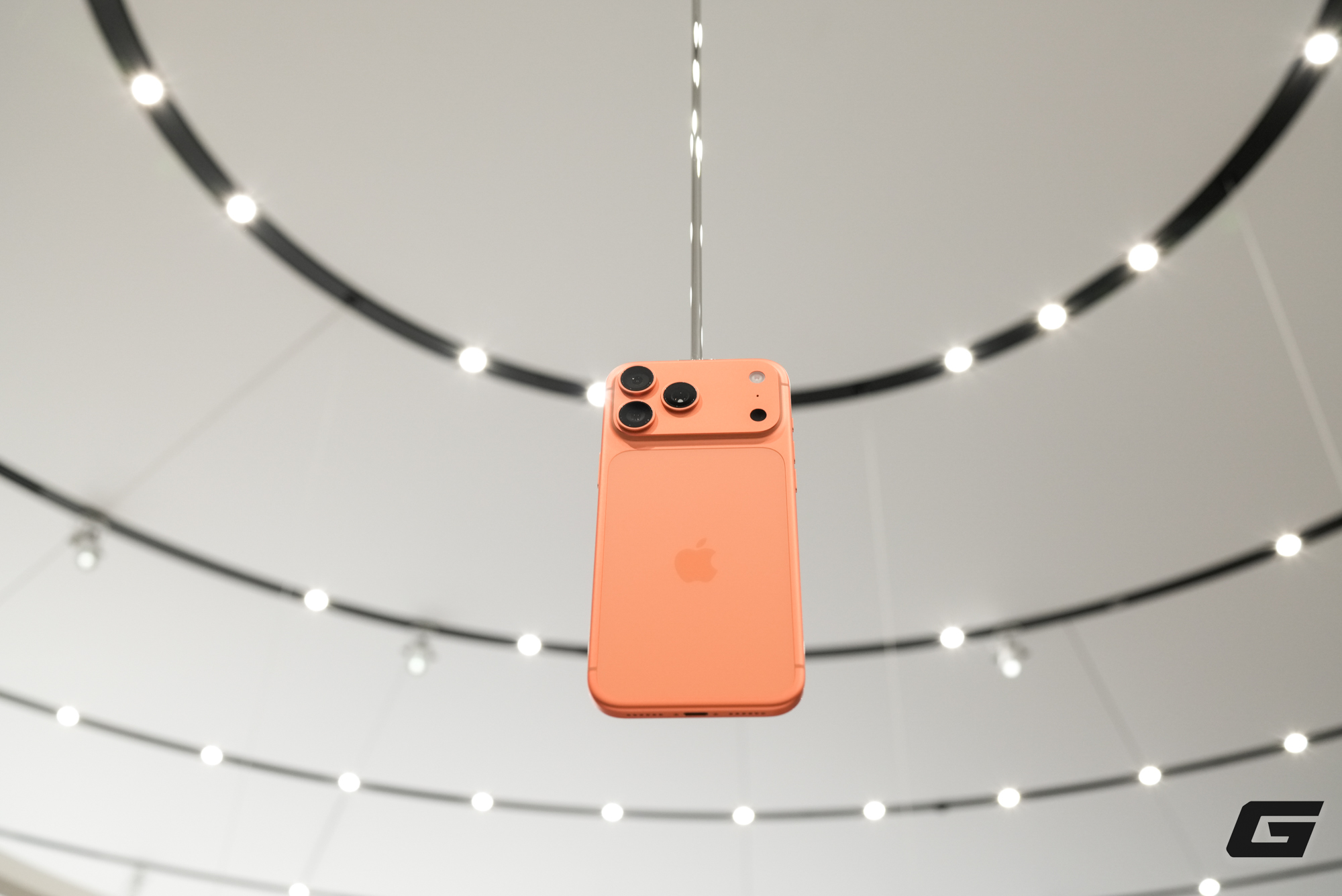 Trên tay iPhone 17 Pro Max tại Mỹ: Camera nâng cấp lớn, bộ ba chip mới A19 Pro + N1 + C1X, pin trâu nhất lịch sử nhưng phải đánh đổi dày và nặng hơn, giá tại Việt Nam cũng cao hơn- Ảnh 2. Trên tay iPhone 17 Pro Max tại Mỹ: Camera nâng cấp lớn, bộ ba chip mới A19 Pro + N1 + C1X, pin trâu nhất lịch sử nhưng phải đánh đổi dày và nặng hơn, giá tại Việt Nam cũng cao hơn- Ảnh 2.