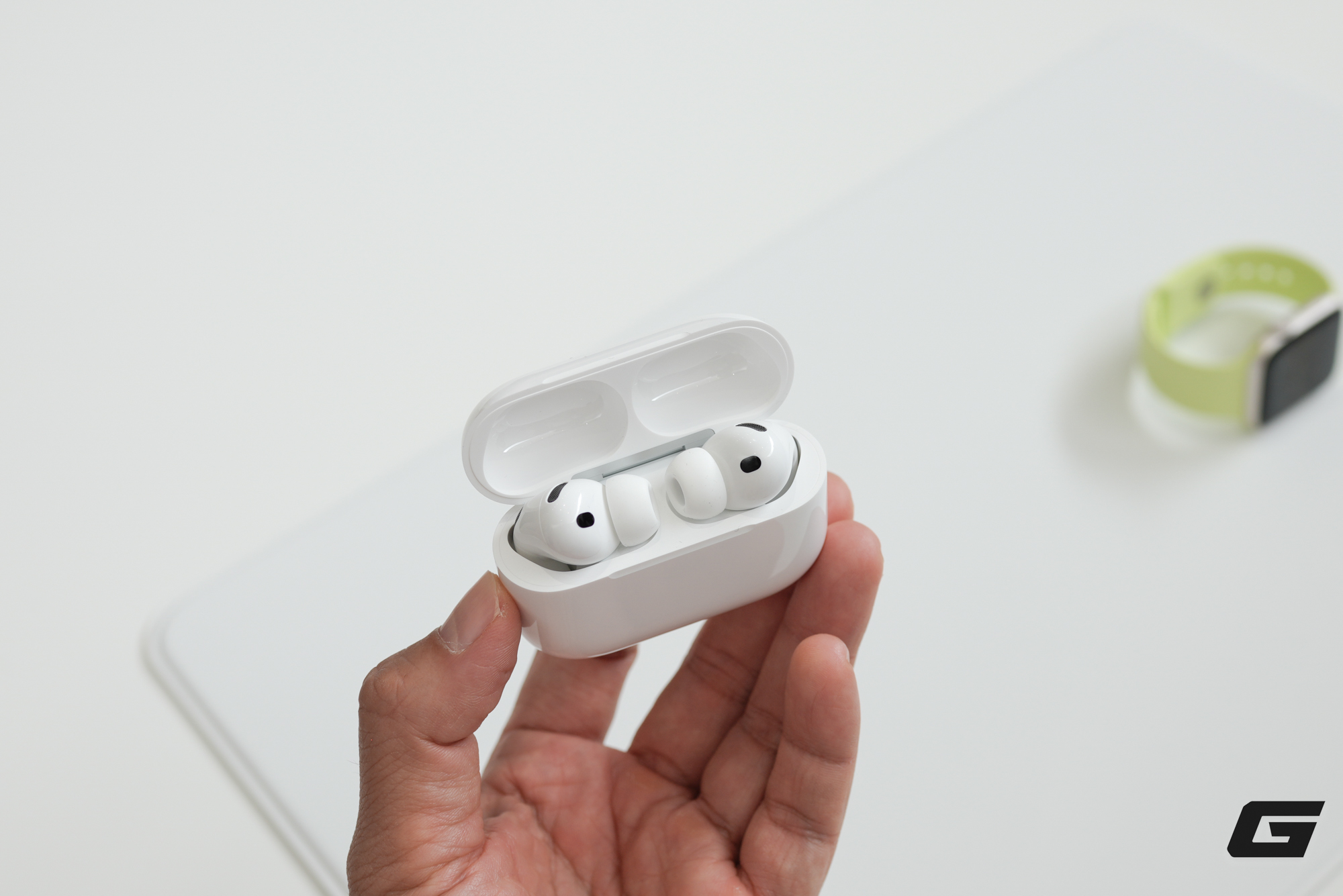 Trên tay sớm AirPods Pro 3: Thiết kế nhỏ gọn hơn, có cảm biến nhịp tim, dịch trực tiếp và chống ồn “đỉnh nhất thế giới”- Ảnh 6.