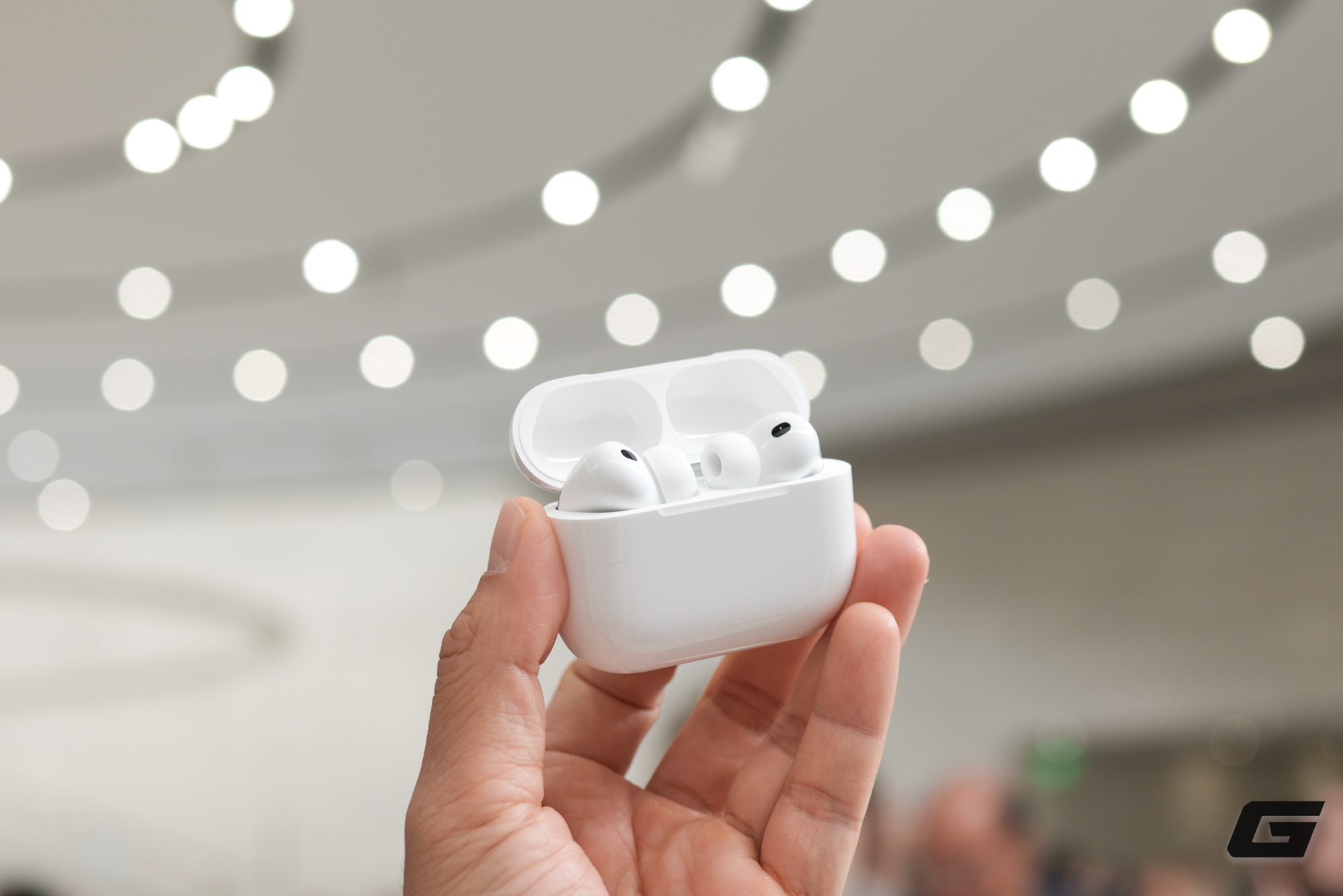 Trên tay sớm AirPods Pro 3: Thiết kế nhỏ gọn hơn, có cảm biến nhịp tim, dịch trực tiếp và chống ồn “đỉnh nhất thế giới”- Ảnh 2.