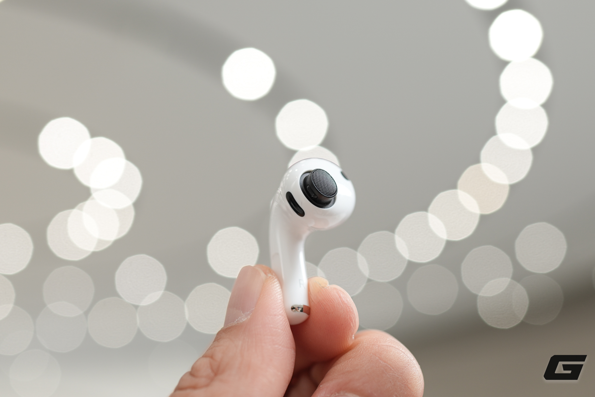 Trên tay sớm AirPods Pro 3: Thiết kế nhỏ gọn hơn, có cảm biến nhịp tim, dịch trực tiếp và chống ồn “đỉnh nhất thế giới”- Ảnh 8.