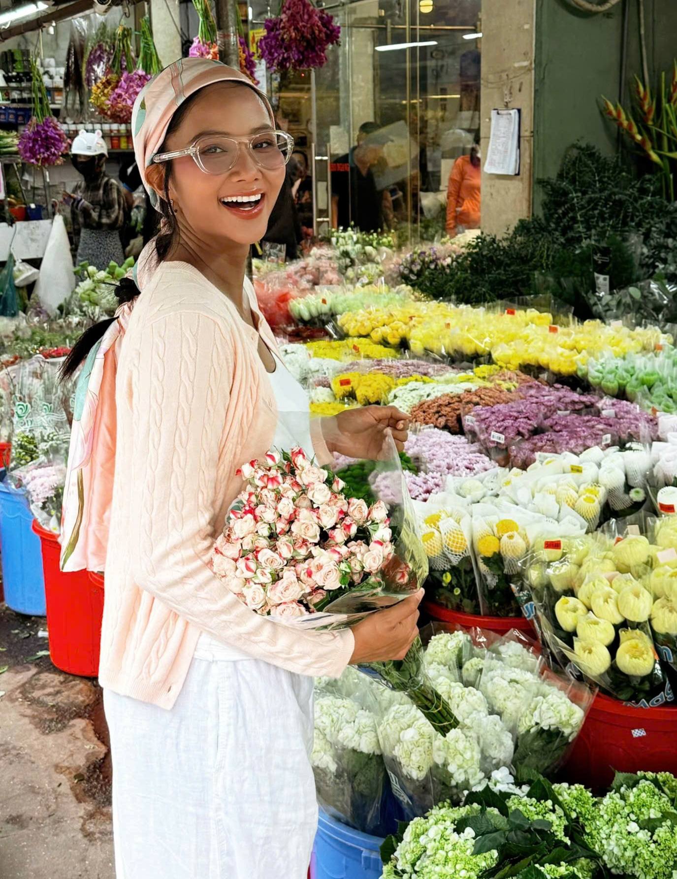 Loại nước dân dã Hoa hậu H'Hen Niê chăm dùng để tóc dày dài, đen bóng suốt thai kỳ: Là 