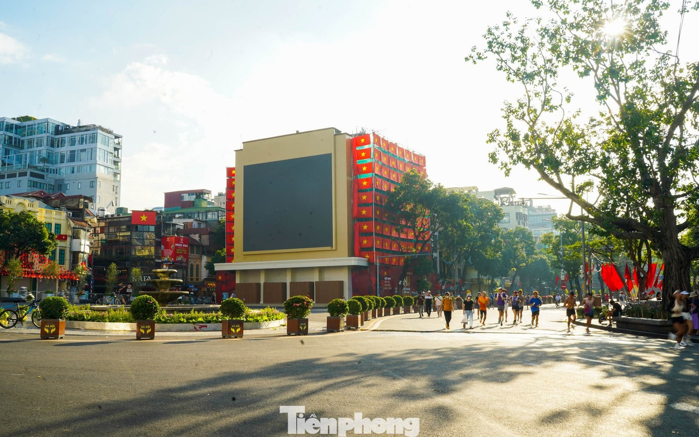 Quảng trường Đông Kinh Nghĩa Thục chưa hoàn thiện, tiếp tục được chỉnh trang trong phân kỳ hai- Ảnh 1.