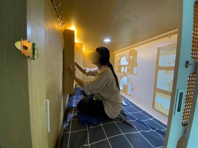 Những phòng trọ tổ ong chật chội tới ngộp thở ở Hà Nội: Rộng 2 mét, chỉ đủ duỗi thẳng chân và không bao giờ nhìn thấy mặt trời- Ảnh 4.