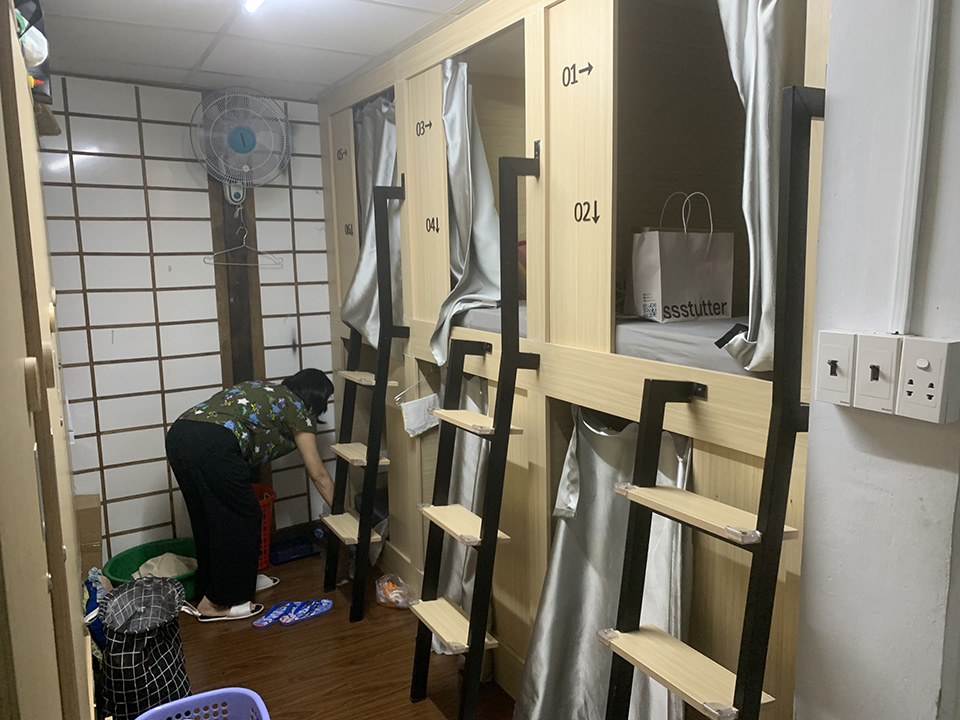 Những phòng trọ tổ ong chật chội tới ngộp thở ở Hà Nội: Rộng 2 mét, chỉ đủ duỗi thẳng chân và không bao giờ nhìn thấy mặt trời- Ảnh 1.