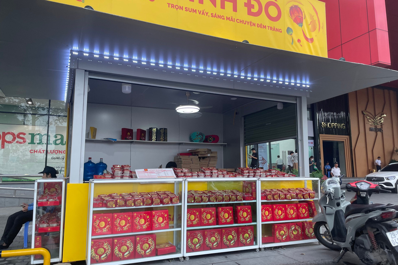 Bánh trung thu "đổ bộ" khắp phố, tưởng không ế mà... ế không tưởng- Ảnh 2.