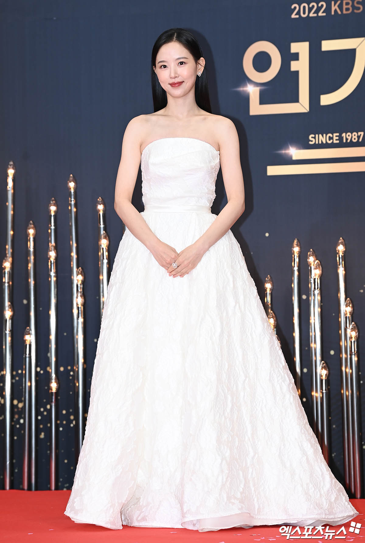 "Ác nữ" U40 đẹp ngang Yoona: Ngoài đời trẻ lâu không tưởng, từng có màn hở bạo đi vào lịch sử- Ảnh 19.