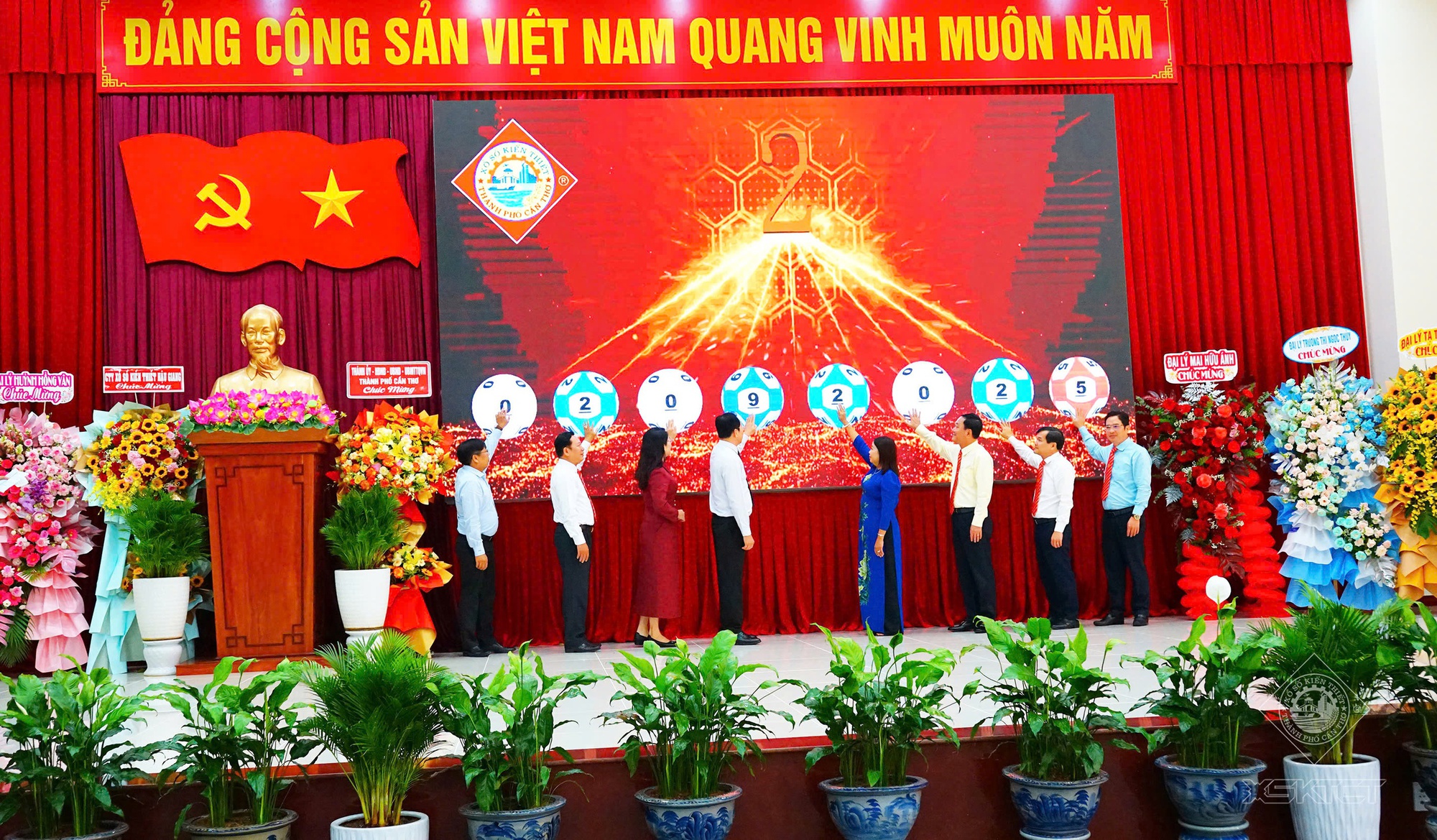 Công ty Xổ số kiến thiết Cần Thơ trả thưởng 486 vé số trúng giải độc đắc- Ảnh 1.