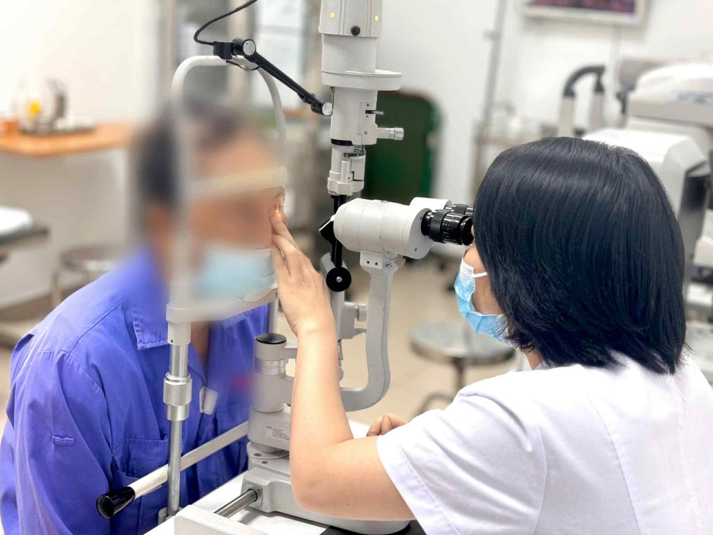 Hà Nội: Bất ngờ phát hiện rận làm tổ trên mi mắt suốt 3 năm- Ảnh 1.