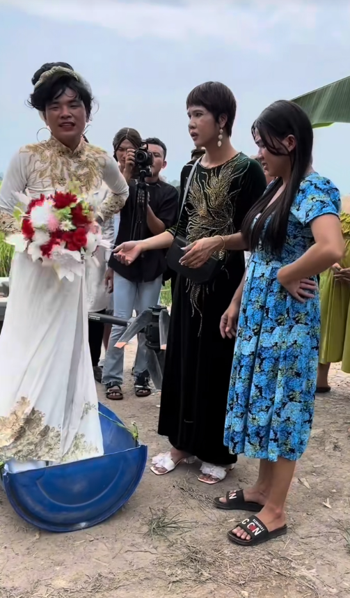 Giỡn mà thiệt: Người đàn ông ở Cà Mau mỗi tuần lại thấy cưới một lần, nhà có máy bay riêng, ê hề "siêu xe"...- Ảnh 3.