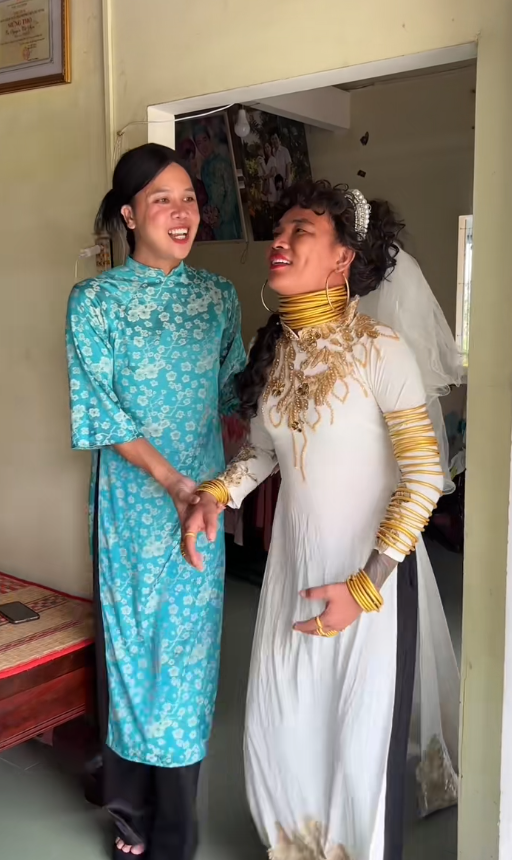 Giỡn mà thiệt: Người đàn ông ở Cà Mau mỗi tuần lại thấy cưới một lần, nhà có máy bay riêng, ê hề "siêu xe"...- Ảnh 8.