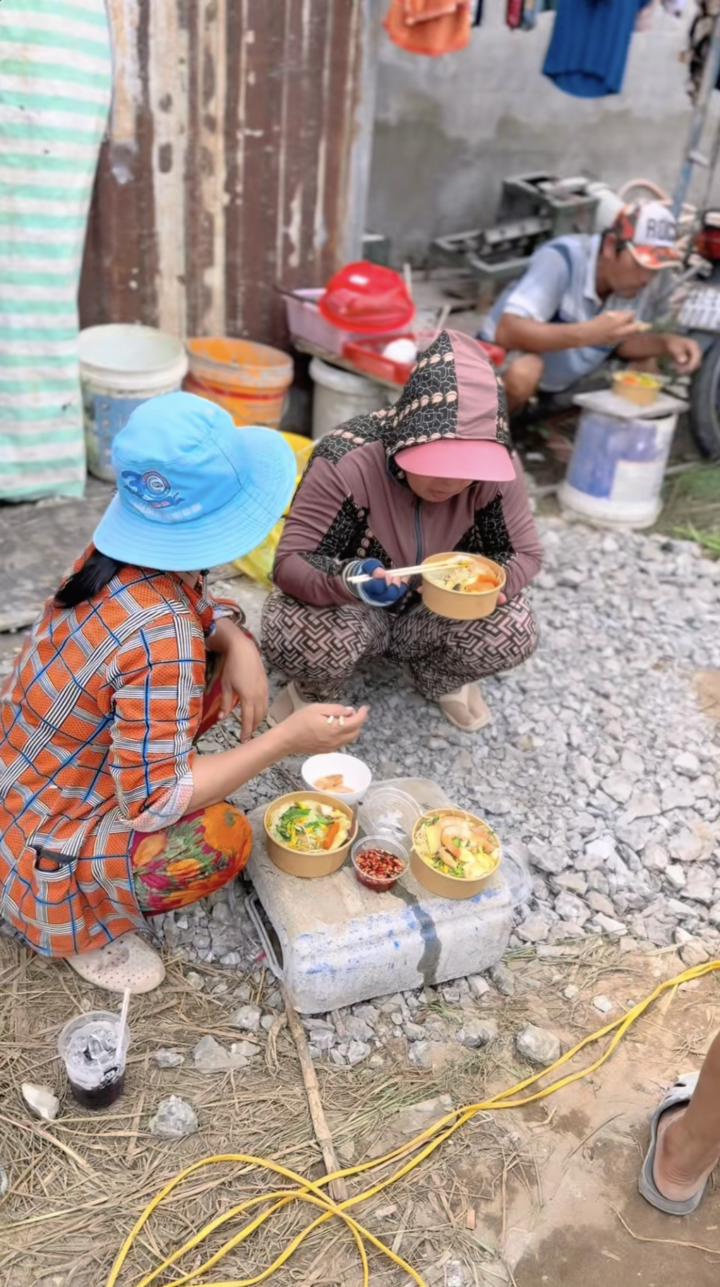 “Ai cũng muốn đi phụ hồ” khi gặp chủ nhà miền Tây hào sảng, ngày nào cũng đãi thợ tôm hùm, cua hoàng đế- Ảnh 12.