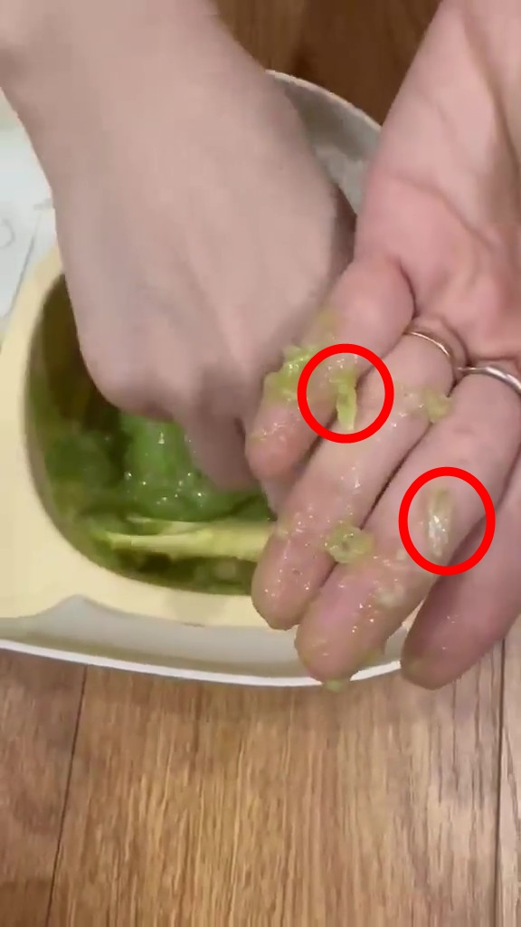 Hàng cháo dinh dưỡng nổi tiếng Hà Nội xin lỗi, ngừng bán sau video phát hiện dị vật nhựa hút hơn 11 triệu lượt xem- Ảnh 2.