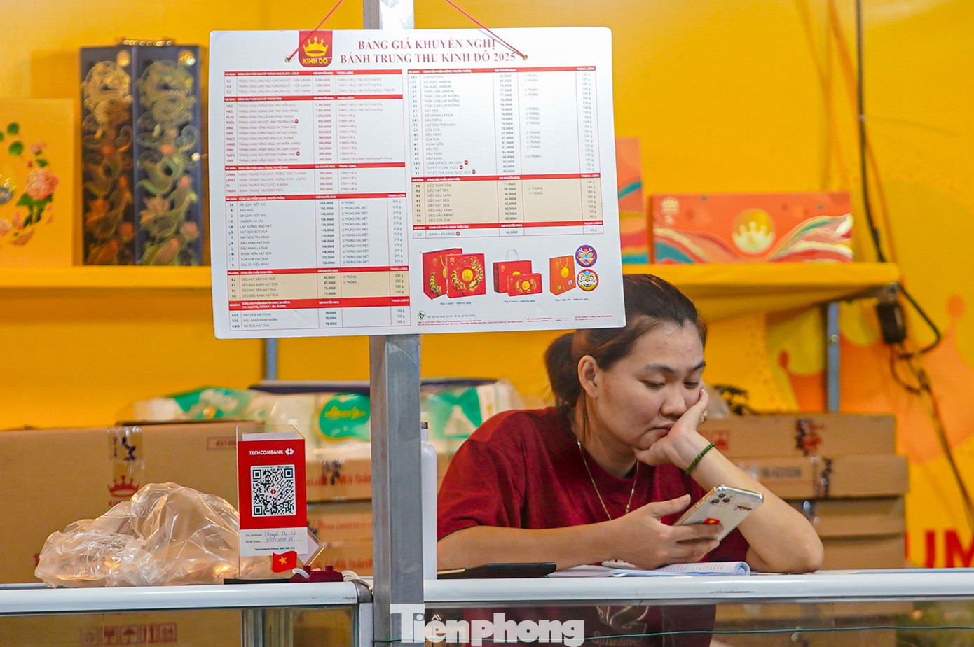 Bánh trung thu "đổ bộ" khắp phố, tưởng không ế mà... ế không tưởng- Ảnh 10.