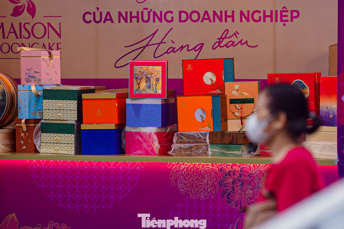 Bánh trung thu "đổ bộ" khắp phố, tưởng không ế mà... ế không tưởng- Ảnh 17.