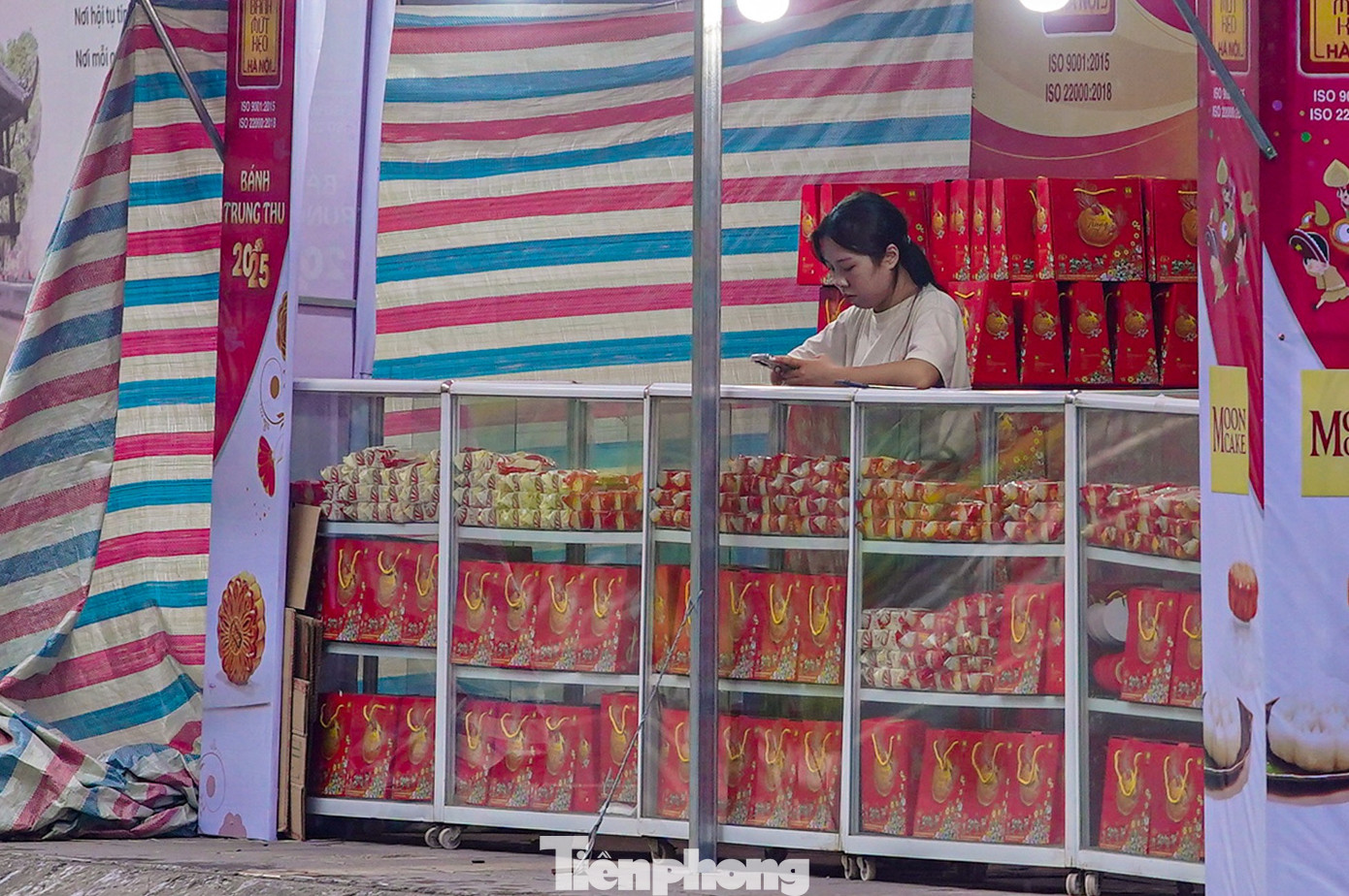 Bánh trung thu "đổ bộ" khắp phố, tưởng không ế mà... ế không tưởng- Ảnh 4.