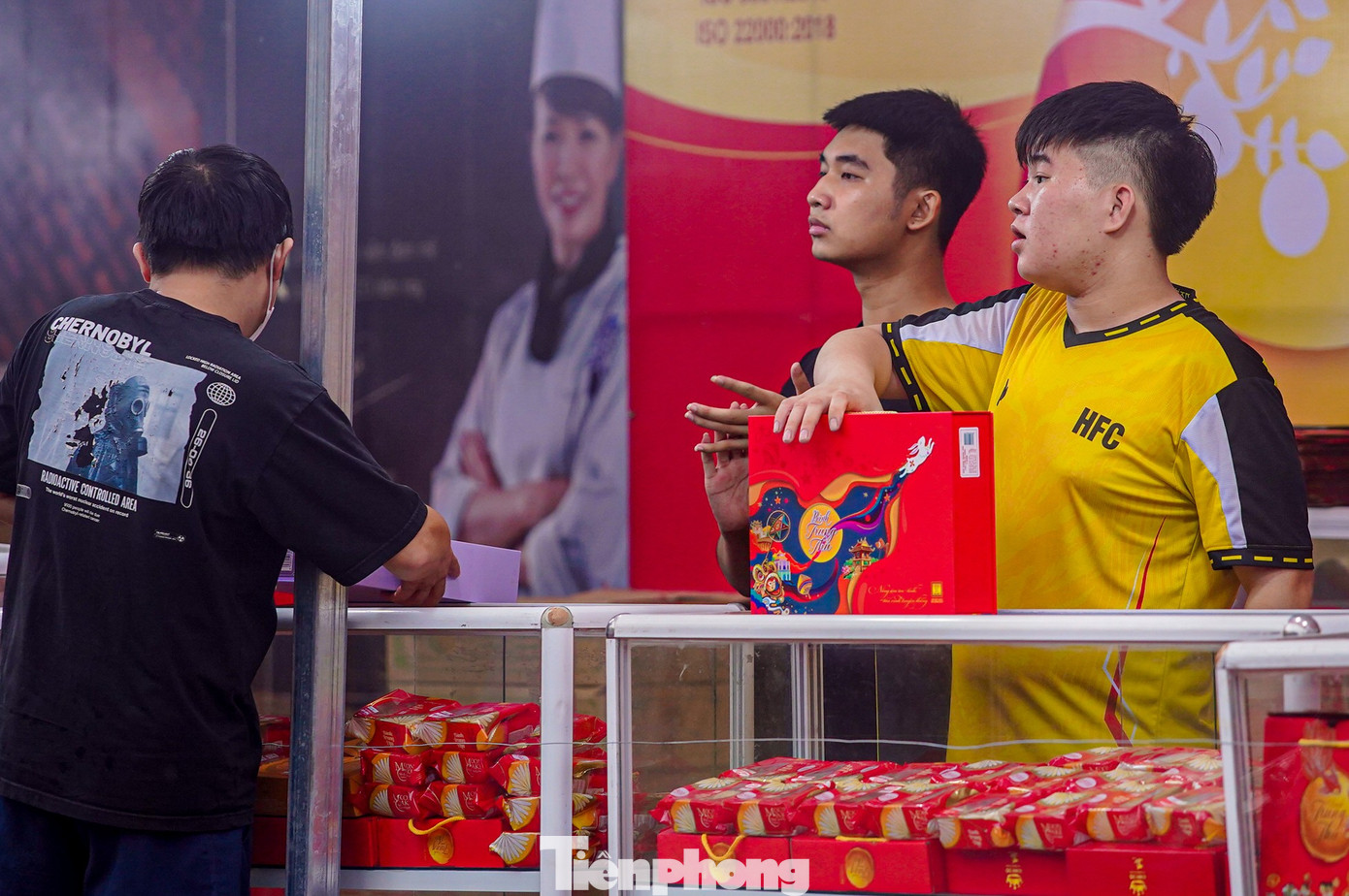 Bánh trung thu "đổ bộ" khắp phố, tưởng không ế mà... ế không tưởng- Ảnh 15.