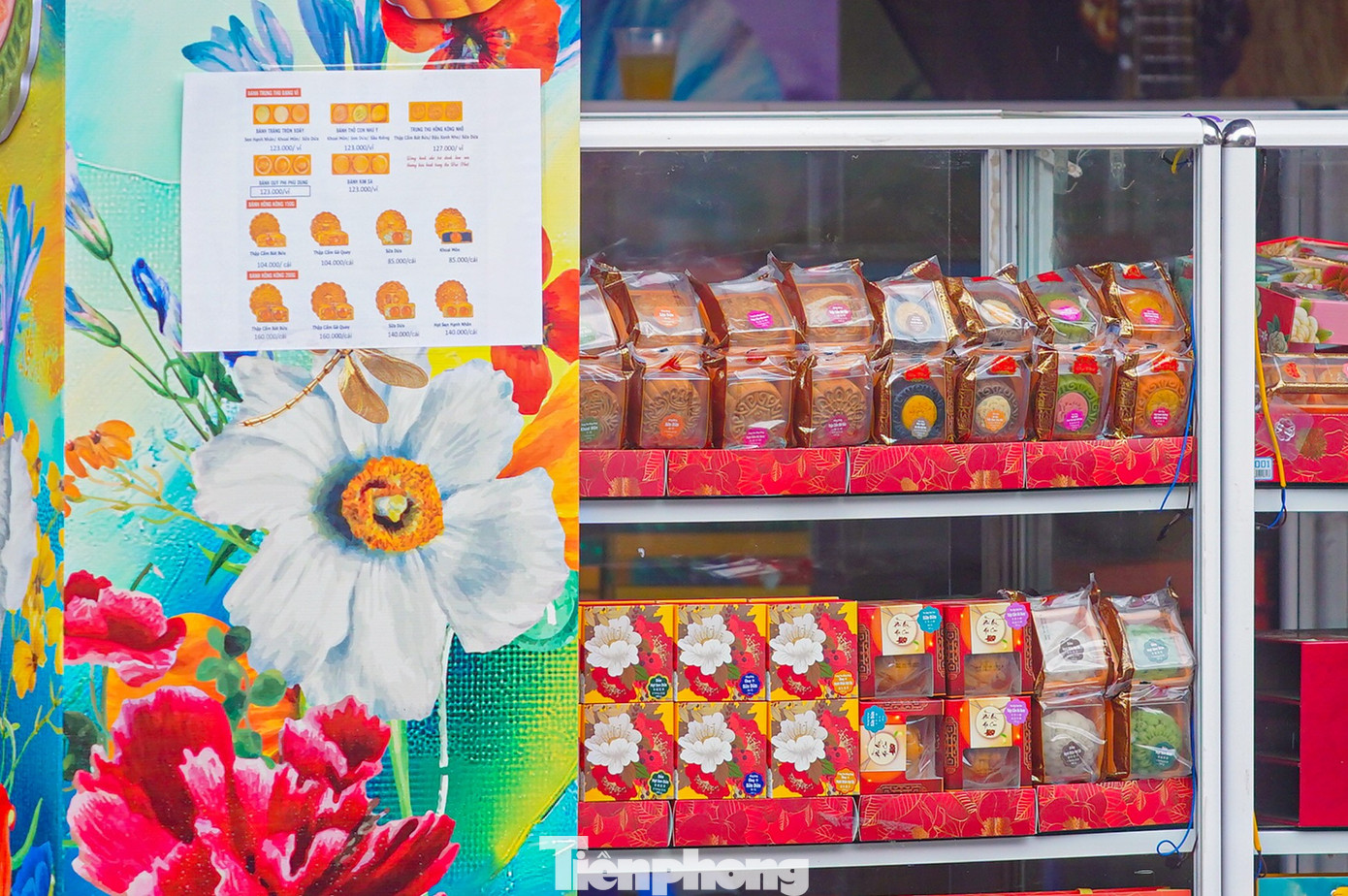 Bánh trung thu "đổ bộ" khắp phố, tưởng không ế mà... ế không tưởng- Ảnh 14.