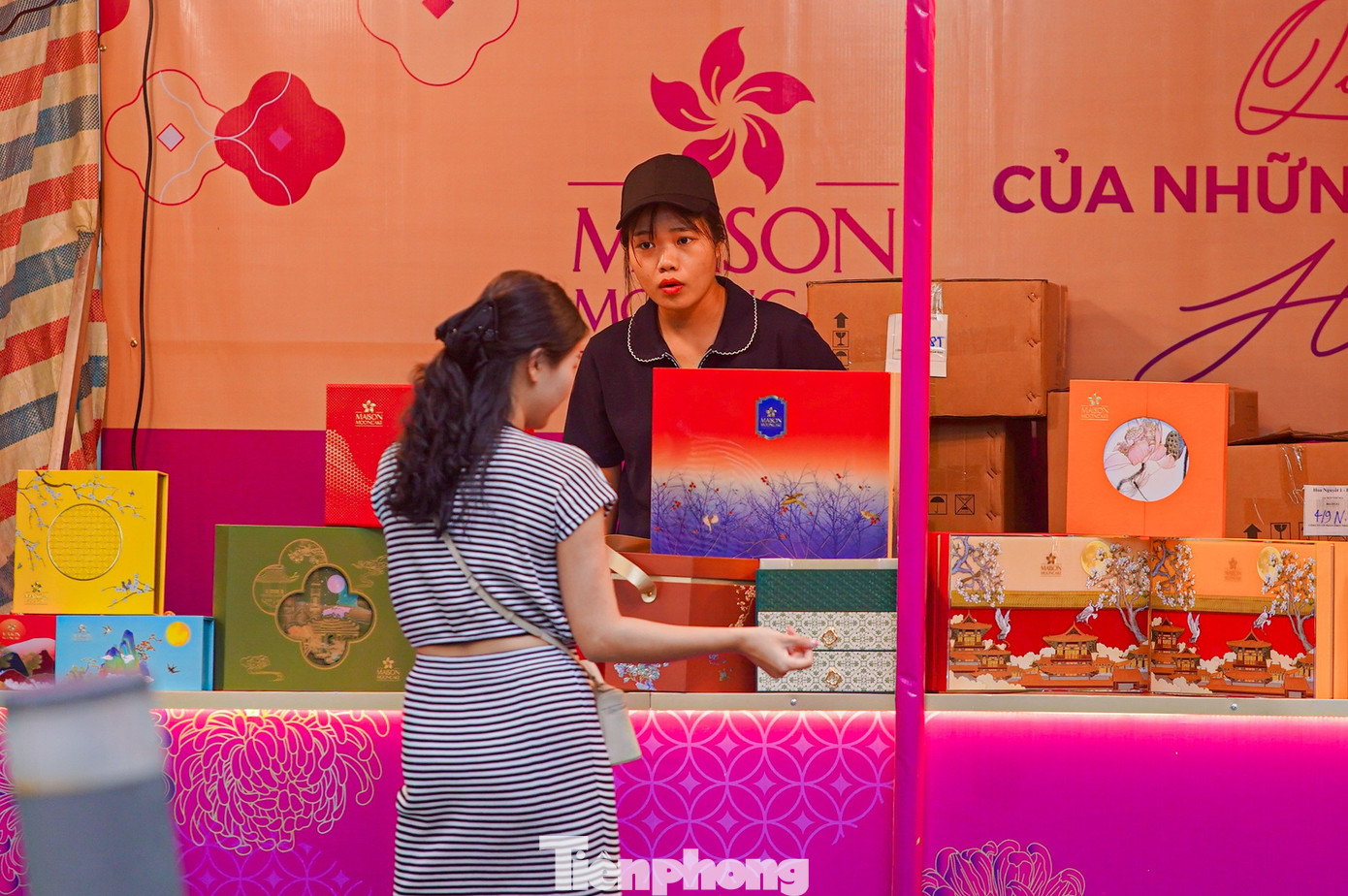 Bánh trung thu "đổ bộ" khắp phố, tưởng không ế mà... ế không tưởng- Ảnh 9.