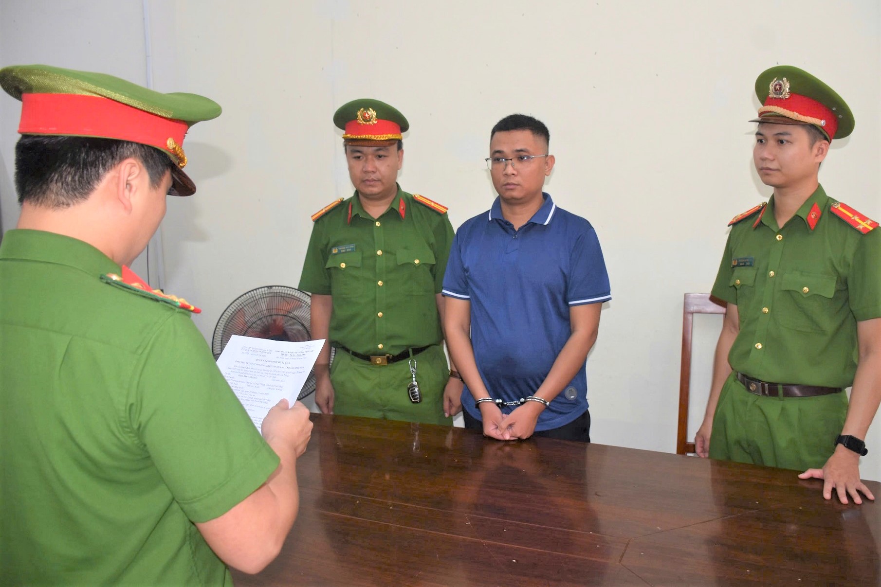 Bắt nhân viên ngân hàng Phan Như Anh Quốc sinh năm 1991- Ảnh 1.