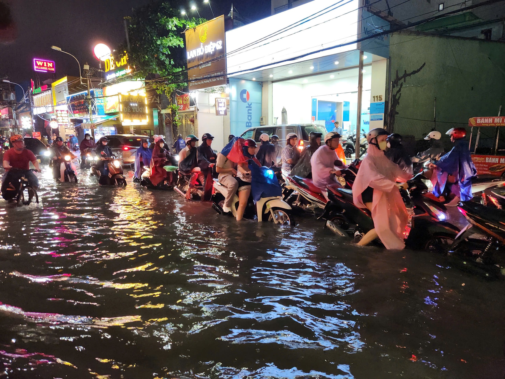 TP HCM: Mưa lớn diện rộng, nhiều nơi ngập nặng- Ảnh 5.