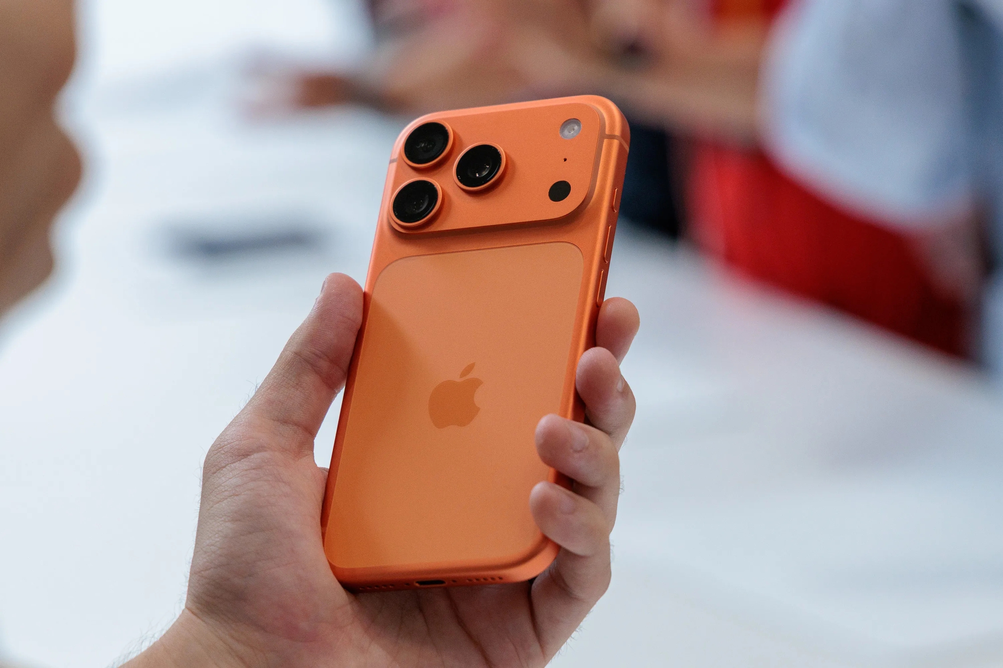 Trên tay iPhone Air siêu mỏng và iPhone 17 Pro Max màu Cam Vũ trụ, có xấu thật không?- Ảnh 8.