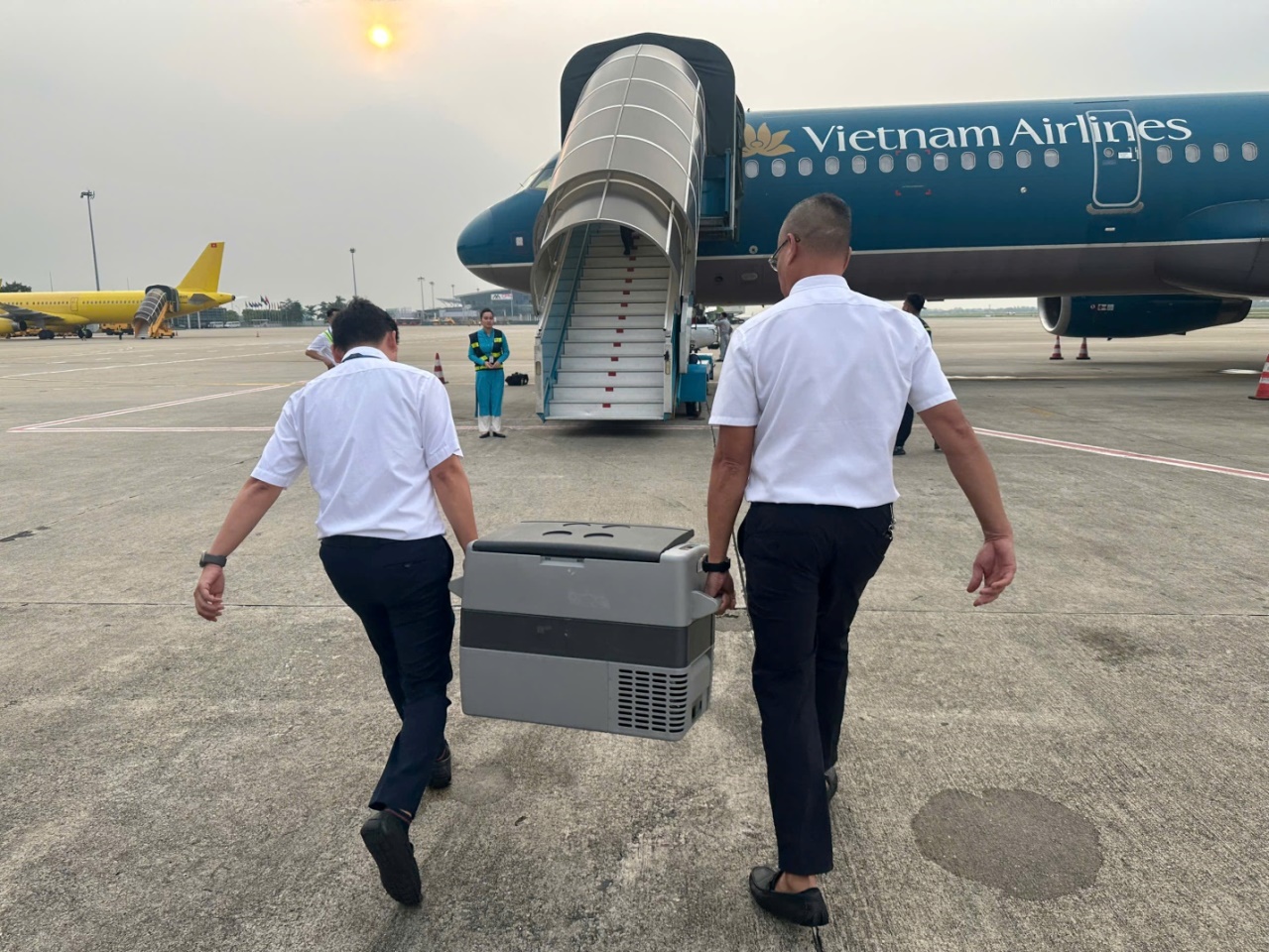 Chuyến bay từ Hà Nội đi Huế bị muộn giờ cất cánh và phản ứng bất ngờ của hàng trăm hành khách- Ảnh 2.
