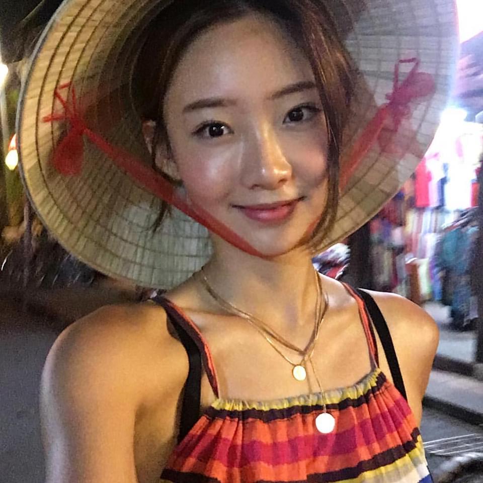 Hot girl Hàn từng sang Việt Nam trên tay sớm cả 4 mẫu iPhone mới, màu nào cũng thành pose ảnh quá salay- Ảnh 1.
