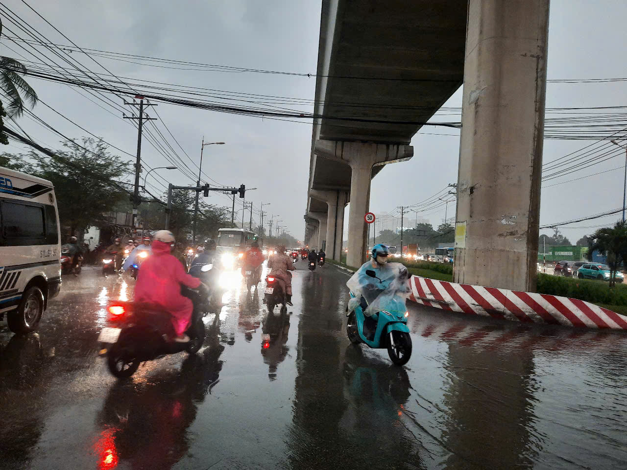 TP HCM: Mưa lớn diện rộng, nhiều nơi ngập nặng- Ảnh 4.