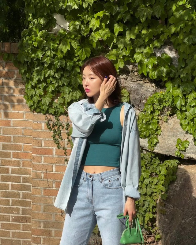 Phụ nữ trên 40 tuổi cứ mặc quần jeans theo 10 cách này, đảm bảo là vừa đẹp, vừa trẻ trung- Ảnh 9.