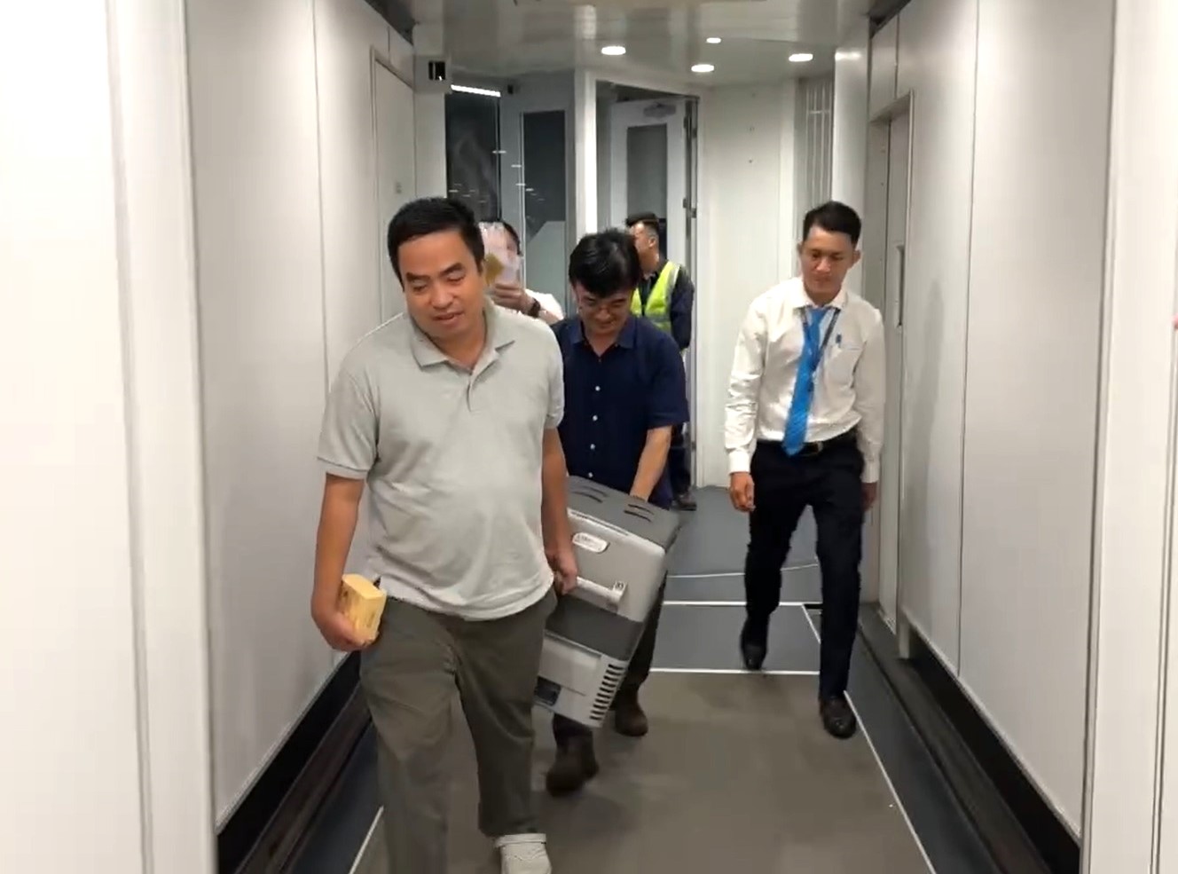 Chuyến bay từ Hà Nội đi Huế bị muộn giờ cất cánh và phản ứng bất ngờ của hàng trăm hành khách- Ảnh 4.