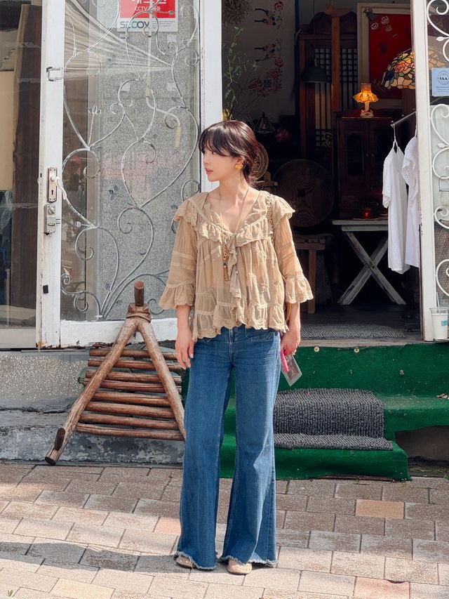 Phụ nữ trên 40 tuổi cứ mặc quần jeans theo 10 cách này, đảm bảo là vừa đẹp, vừa trẻ trung- Ảnh 5.