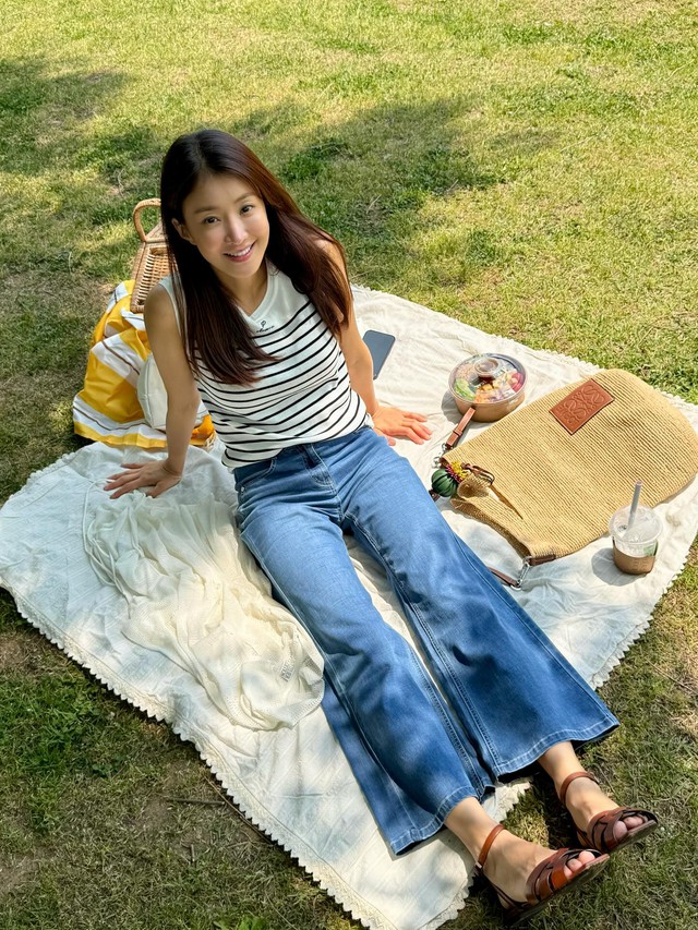 Phụ nữ trên 40 tuổi cứ mặc quần jeans theo 10 cách này, đảm bảo là vừa đẹp, vừa trẻ trung- Ảnh 4.