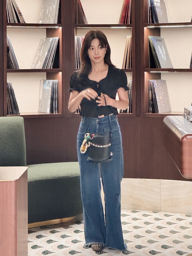 Phụ nữ trên 40 tuổi cứ mặc quần jeans theo 10 cách này, đảm bảo là vừa đẹp, vừa trẻ trung- Ảnh 10.