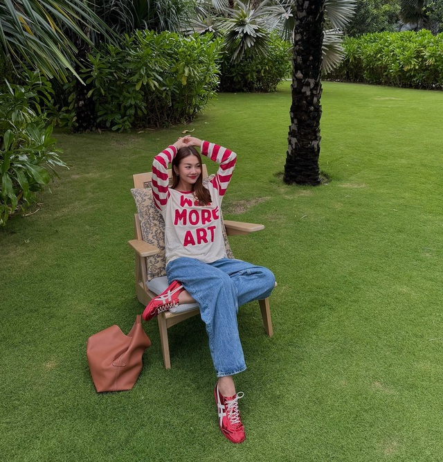 Phụ nữ trên 40 tuổi cứ mặc quần jeans theo 10 cách này, đảm bảo là vừa đẹp, vừa trẻ trung- Ảnh 2.
