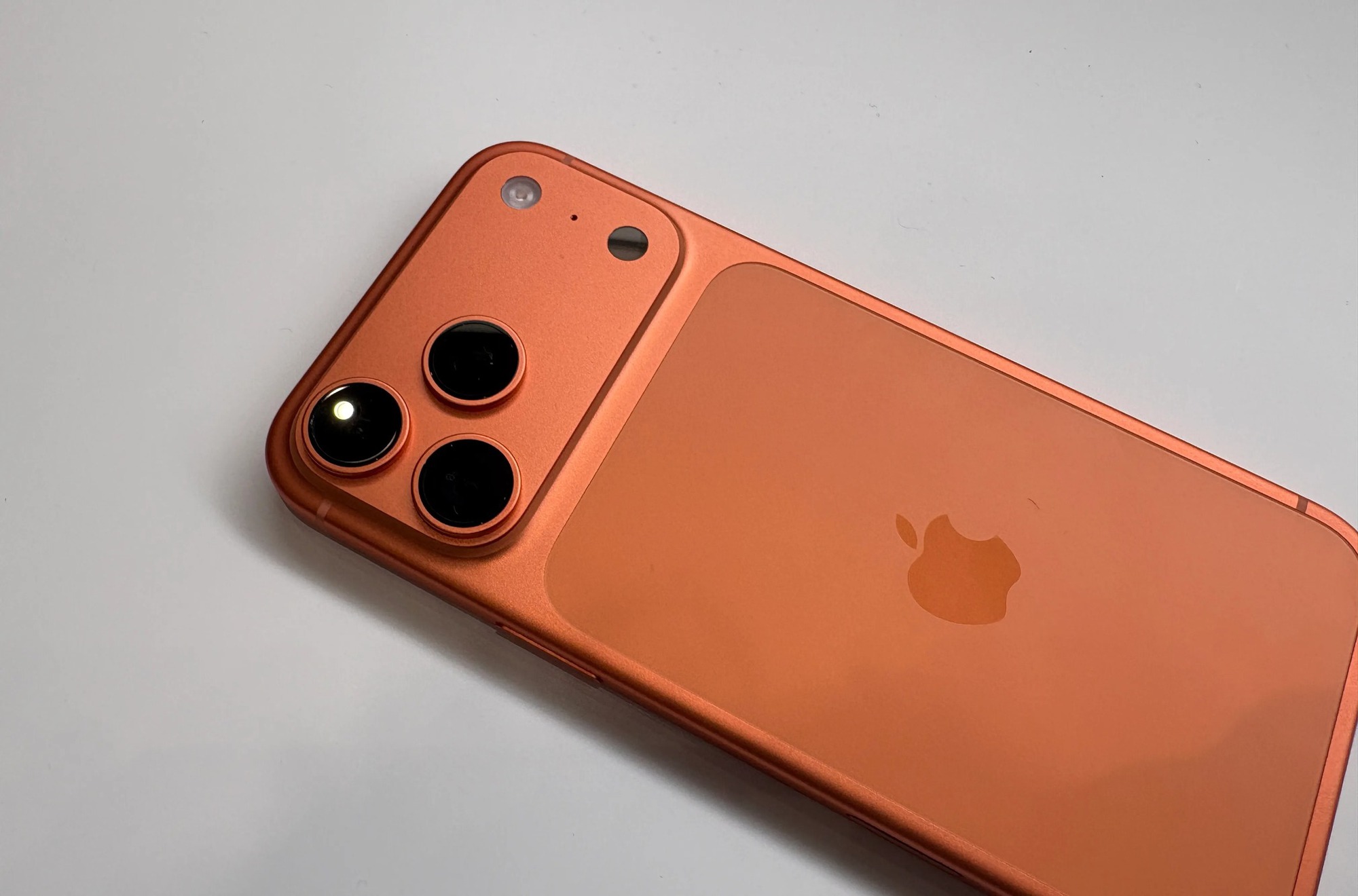 Ai chê thì chê nhưng phải thừa nhận, có một điều chỉ Apple làm được: Mỗi lần iPhone ra mắt là một cơn sốt màu sắc, cả thế giới "phát cuồng"- Ảnh 1.