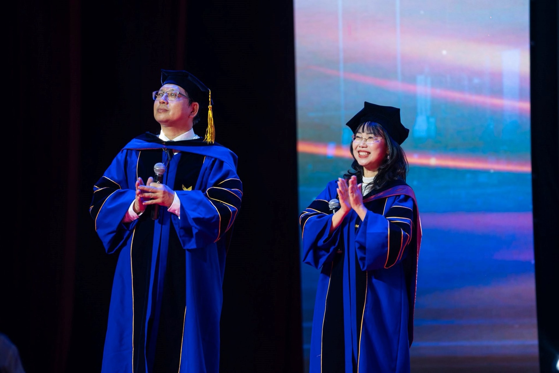 1 năm chưa từng có tại ĐH của tỷ phú Phạm Nhật Vượng: Tỷ lệ chọi 1/9, IELTS trung bình 7.5, cựu sinh viên SN 2001 đã giữ chức Tổng giám đốc- Ảnh 2. 1 năm chưa từng có tại ĐH của tỷ phú Phạm Nhật Vượng: Tỷ lệ chọi 1/9, IELTS trung bình 7.5, cựu sinh viên SN 2001 đã giữ chức Tổng giám đốc- Ảnh 2.