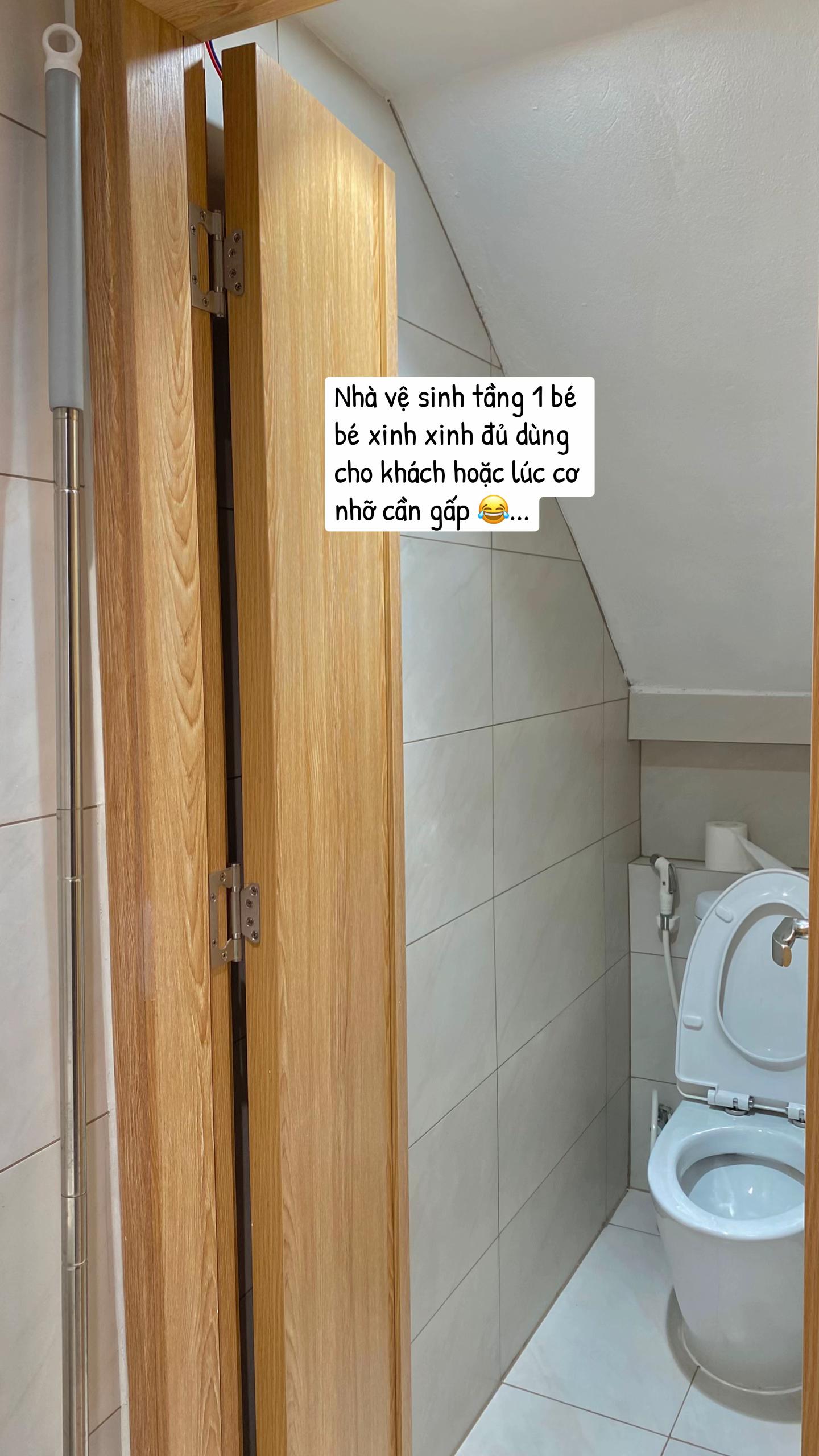 Trần đời chưa từng thấy: Bàn thờ đặt sát bếp cạnh toilet, chủ nhà bị dân mạng hỏi dồn 