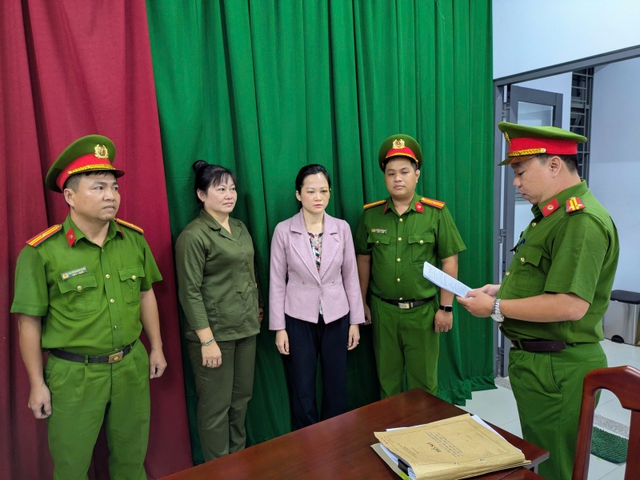 Vụ bắt khẩn cấp bác sĩ Nguyễn Thị Tuyết Chinh: Cô gái bị hành hung hiện ra sao?- Ảnh 1.